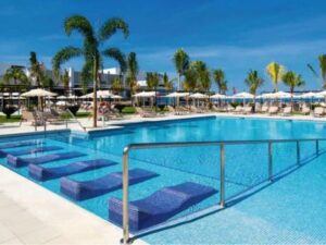 airport-transfer-to-riu-palace-pool