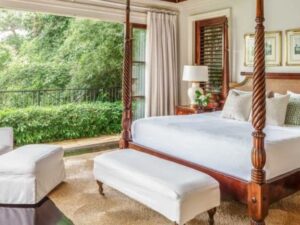 airport-transfer-to-round-hill-room-view
