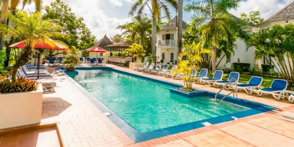 airport-transfer-to-royal-decameron-club-caribbean-pool