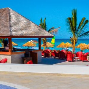 airport-transfer-to-royal-decameron-pool-deck