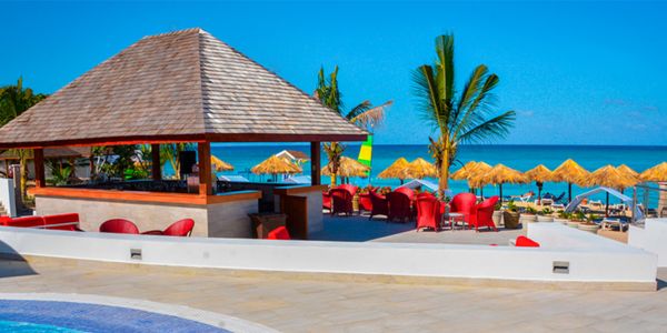 airport-transfer-to-royal-decameron-pool-deck