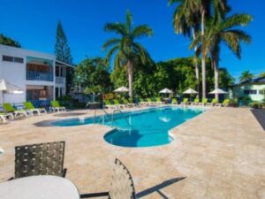 airport-transfer-to-tobys-resort-pool