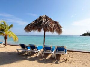 island-dream-tour-airport-transfer-to-runaway-bay-hotel-beach