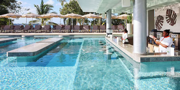 island-dream-tour-riu-negril-swim-up-bar